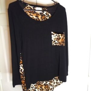 💕 3/$15 BNLK  Size M High Low Long Sleeves Leopard Print Top Black